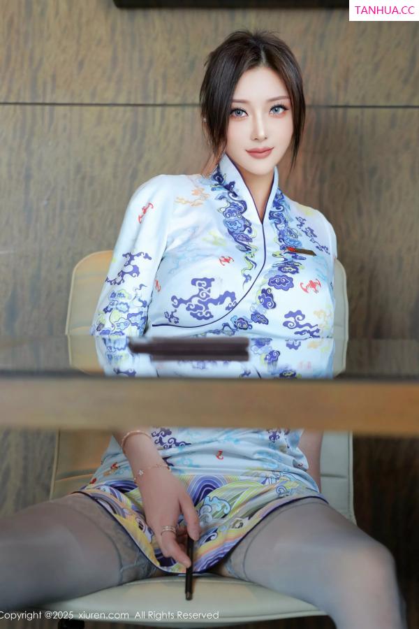   [XiuRen]高清写真图 2025.05.14 No.10273 苏一诺 青色旗袍第20张图片